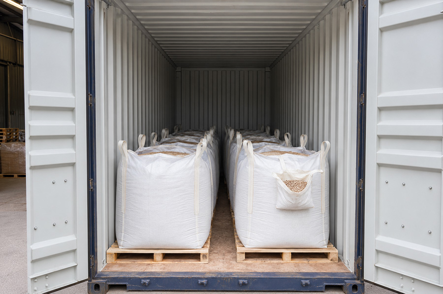 Viên nén mùn cưa xuất khẩu được đóng container tại kho